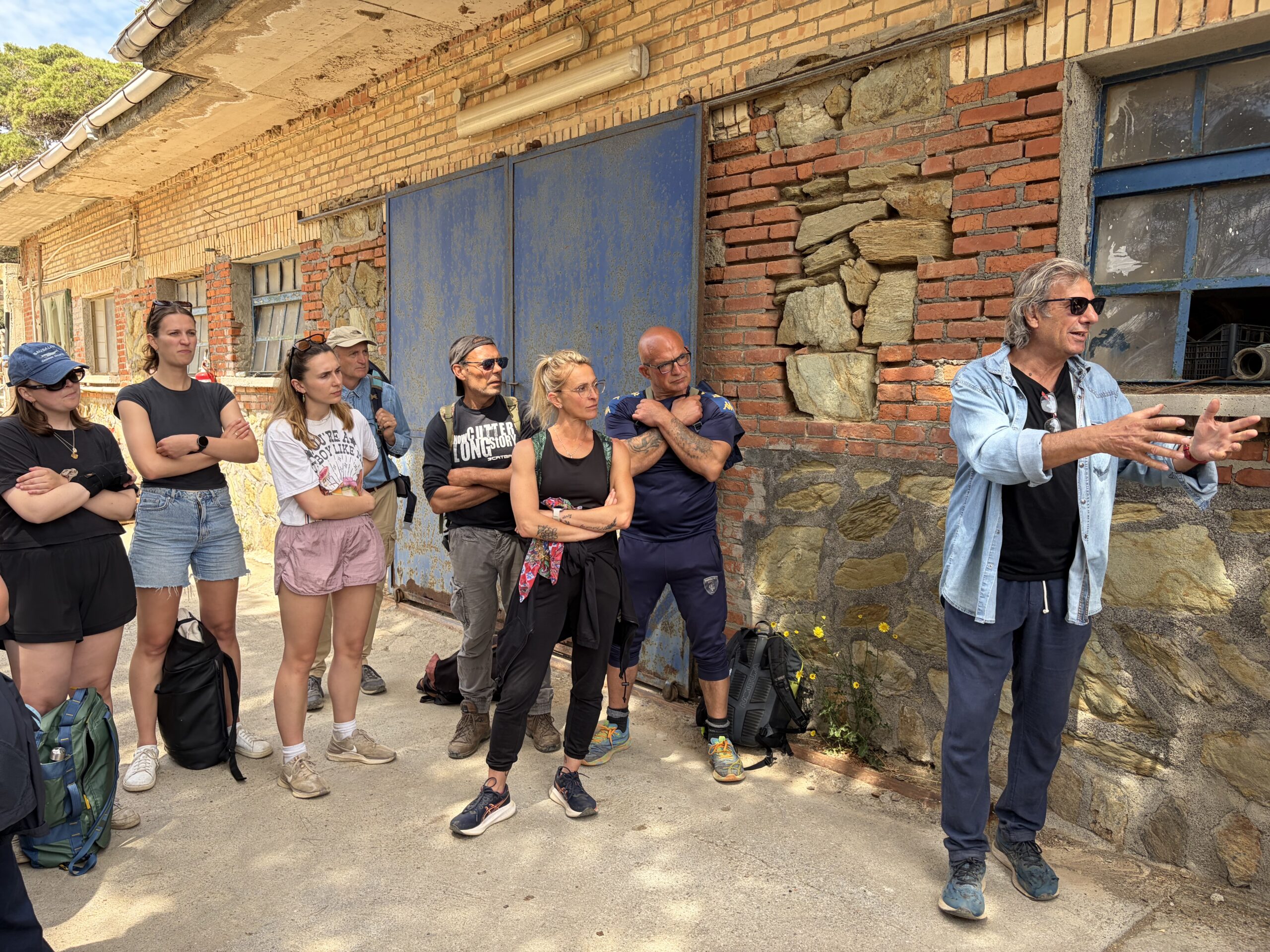 Il direttore Carlo Mazzerbo racconta la storia della colonia agricola di Gorgona al gruppo di escursionisti